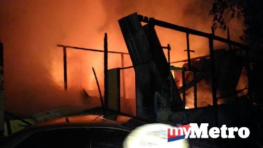  API marak membakar rumah di Kampung Bintawa Hilir. FOTO ihsan Bomba