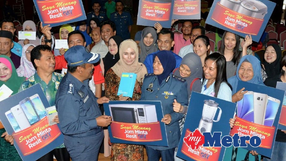 MOHD Nasir (tiga kiri) beramah mesra dengan pemenang utama, Siti Fairos Mohd Nor, 36, (tengah) disaksikan sebahagian pemenang selepas Majlis Penyampaian Hadiah. FOTO Nik Abdullah Nik Omar