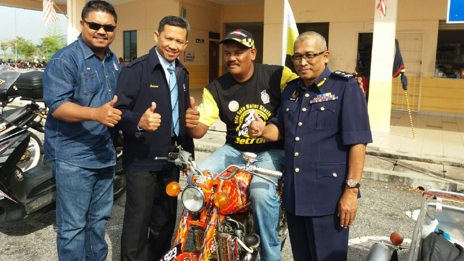 ISMA Suhaimi (dua kiri) memeriksa motosikal klasik Honda S90 milik Hishamuddin (tengah). FOTO Muhaamad Hafis Nawawi