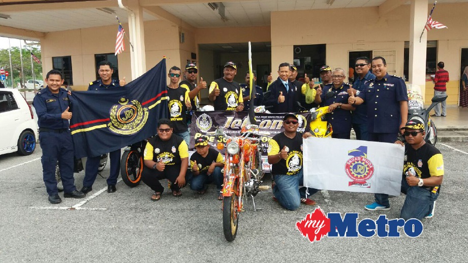 HISHAMUDDIN (berdiri, lima kiri) bersama Isma Suhaimi (berdiri, enam kanan) bergambar bersama Skuad Muda 1JPJ Perak dan anggota JPJ Kedah. FOTO Muhaamad Hafis Nawawi