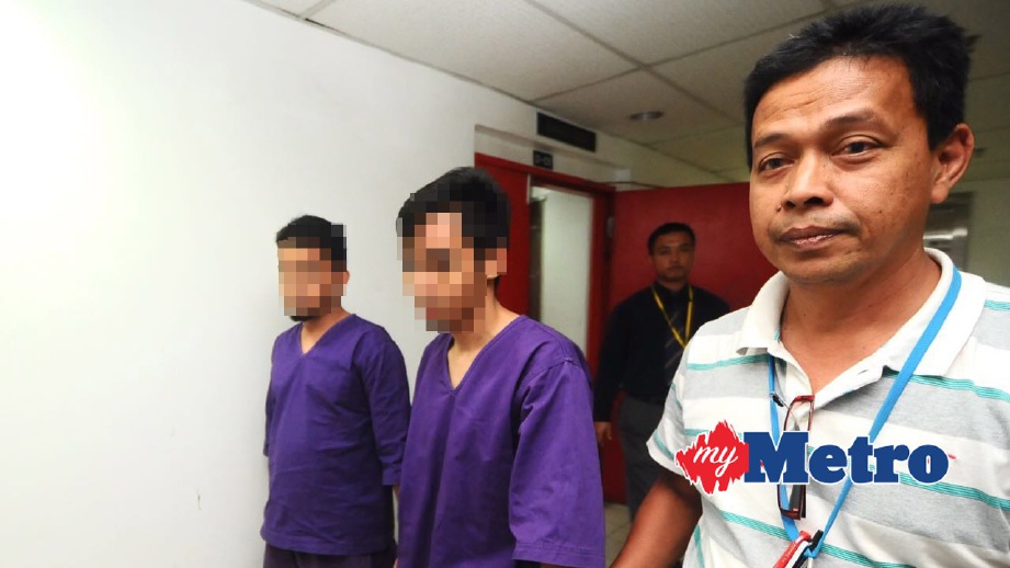 DUA suspek dibawa ke Mahkamah Majistret Kuala Terengganu. FOTO Syafiq Ambak