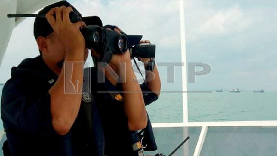 ANGGOTA APMM membuat pemantauan dan pencarian kru kapal warga Bangladesh yang dikhiatiri lemas selepas kapal MV AMANDA karam di Tanjung Sepang. FOTO  ihsan APMM