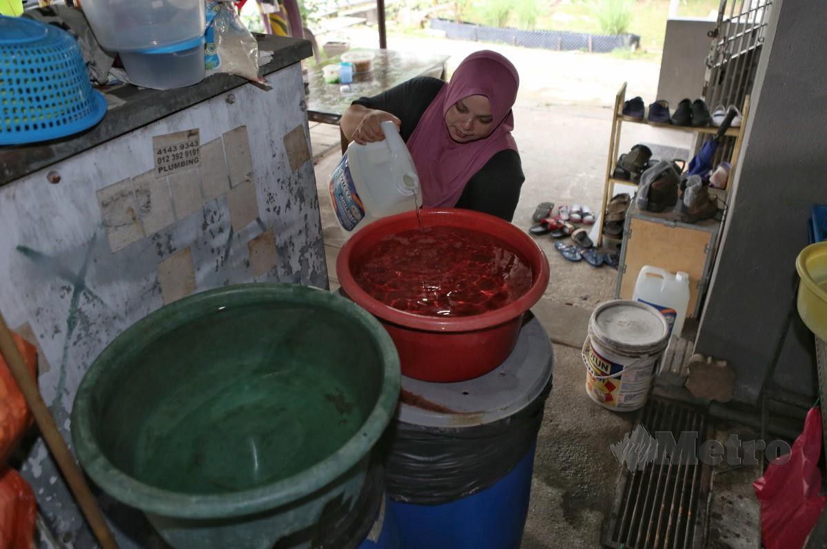 PENDUDUK Block Wangsa Maju Seksyen 1, Azlin Mohamad, 41 menadah bekalan air bersih berikutan gangguan bekalan air berjadual di 12 kawasan di  Gombak serta 46 kawasan di Kuala Lumpur. FOTO Hareen Mohamad