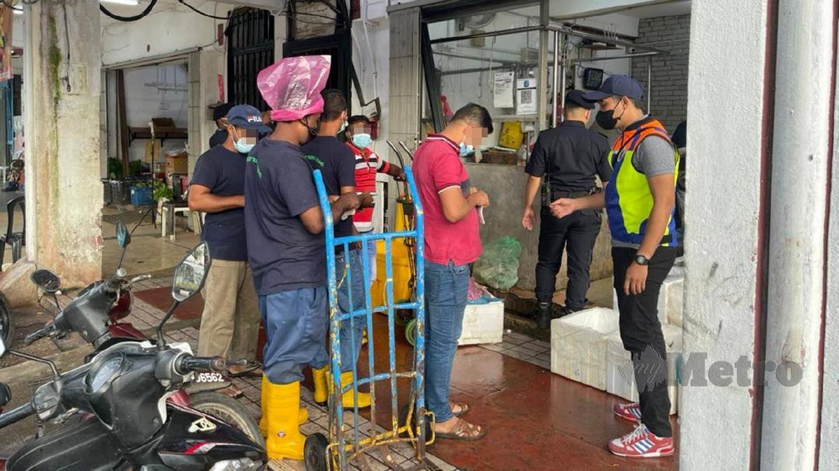 OPERASI DBKL bersama PDRM) dan Jabatan Imigresen menumpukan premis perniagaan di sekitar Pasar Borong Kuala Lumpur. FOTO ihsan DBKL
