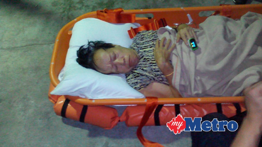 WANITA warga Singapura dikejarkan ke Hospital Balik Pulau selepas terkena serangan jantung ketika menaiki kapal persiaran mewah. GAMBAR IHSAN APMM