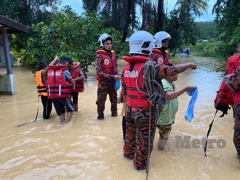 PENDUDUK dipindahkan selepas banjir melanda Kampung Cherok Meranti, Sungai Batu, Bandar Baharu. FOTO ihsan Bomba