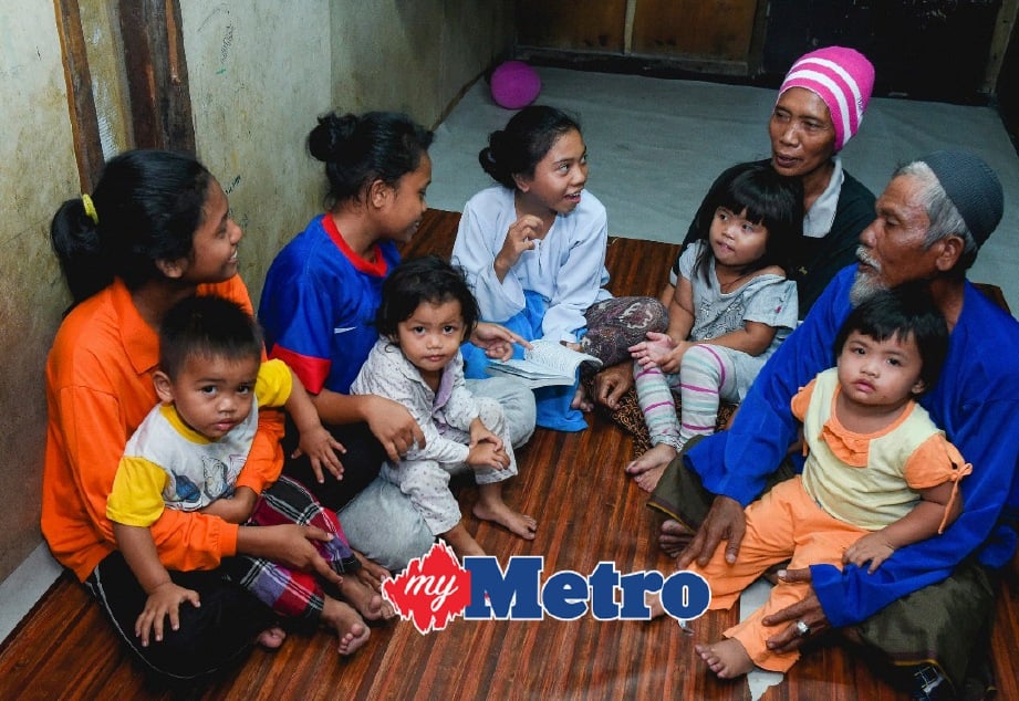 EDUAR (kanan) meluangkan masa dan berehat bersama isteri, Azizah (dua kanan) serta anak dan cucunya di kediamanya. FOTO Muhammad Sulaiman