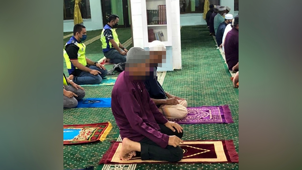 GAMBAR tular menunjukkan anggota polis solat berjemaah di masjid di Taiping sebelum memulakan operasi dan mengambil tindakan pada jemaah yang ingkar SOP.