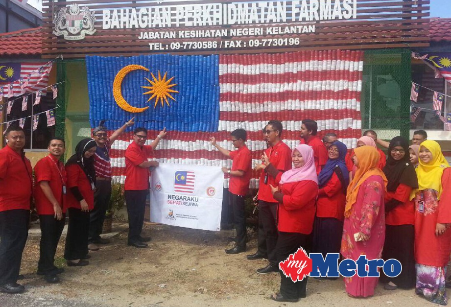 SHAIK Nurudi  (lima kiri) menunjukkan bendera Malaysia berasaskan botol plastik. FOTO Rosliza Mohamed