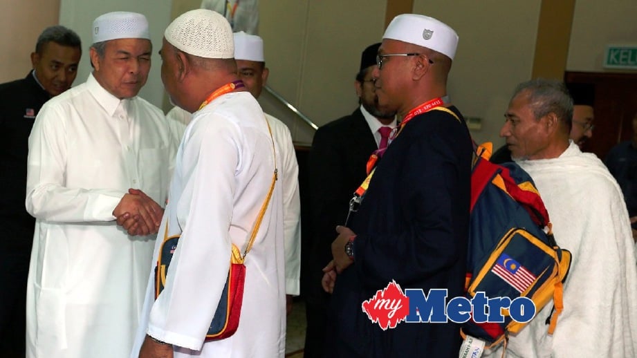 PETALING JAYA 27 AUGUST 2017. Timbalan Perdana Menteri, Datuk Seri Dr Ahmad Zahid Hamidi (kiri) bersama Pengerusi Tabung Haji (TH), Datuk Seri Panglima Abdul Azeez Abdul Rahim (dua kiri) bersalaman dengan para jemaah haji pada majlis mengucapkan selamat jalan kepada jemaah haji Malaysia di Kompleks Tabung Haji Kelana Jaya. NSTP/ZUNNUR AL SHAFIQ
