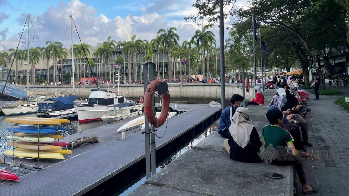 ORANG ramai beriadah di Puteri Harbour selepas Johor berahlih  ke Fasa Dua PPN. FOTO Nur Aisyah Mazalan