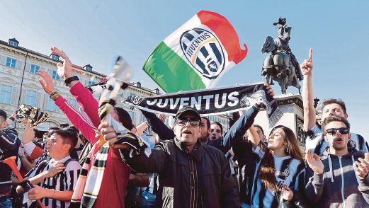 PENYOKONG Juve meraikan kejayaan selepas menjuarai Serie A, semalam.