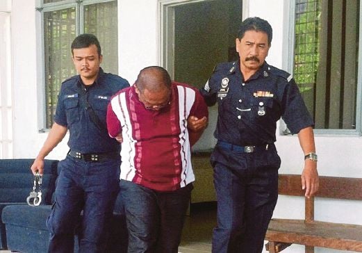 AB  Malek dibawa keluar dari Mahkamah Sesyen Melaka, semalam.
