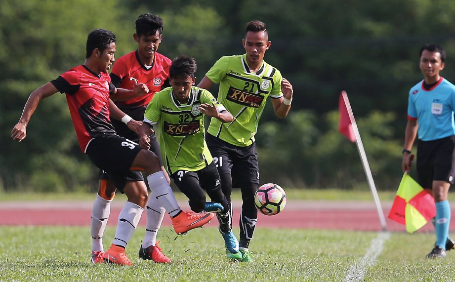 PEMAIN Kelantan (jersi merah) tetap waspada walaupun miliki kelebihan dua gol. FOTO/LUQMAN HAKIM ZUBIR 