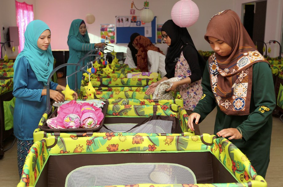 KAKITANGAN Tadika dan Taska Sinar Nur Kasih membersihkan katil kanak-kanak untuk membasmi kuman berikutan penyakit HFMD  di Anak Bukit. FOTO/SHARUL HAFIZ ZAM