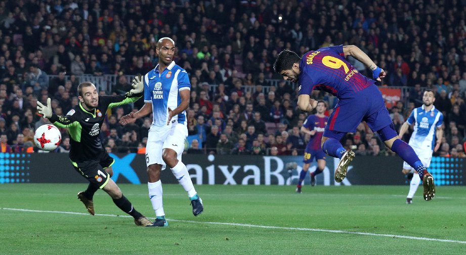 SUAREZ (kanan) jaring gol pertama Barca. FOTO/AFP 