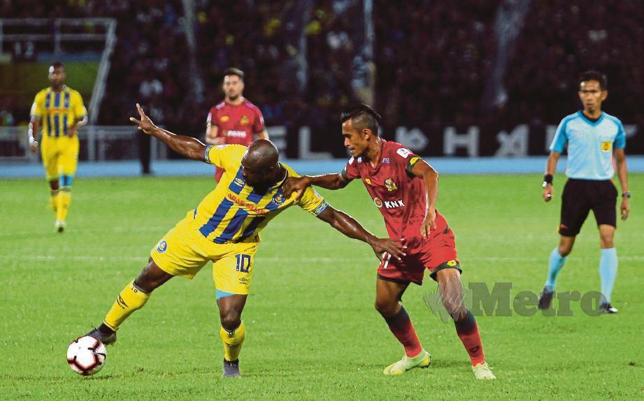 Shakir Hamzah (kanan) cuba menghalang pemain import Pahang, Disckson Nwakaeme pada saingan Liga Super baru-baru ini. FOTO NSTP.