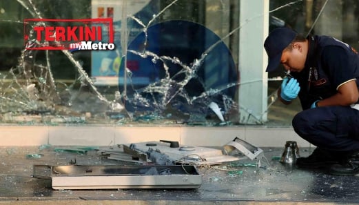 ANGGOTA Polis melakukan siasatan di sebuah bank di Pekan Jitra lama yang mesin pengeluaran wang automatik (ATM) rosak teruk dipercayai dibom. FOTO Amran Hamid