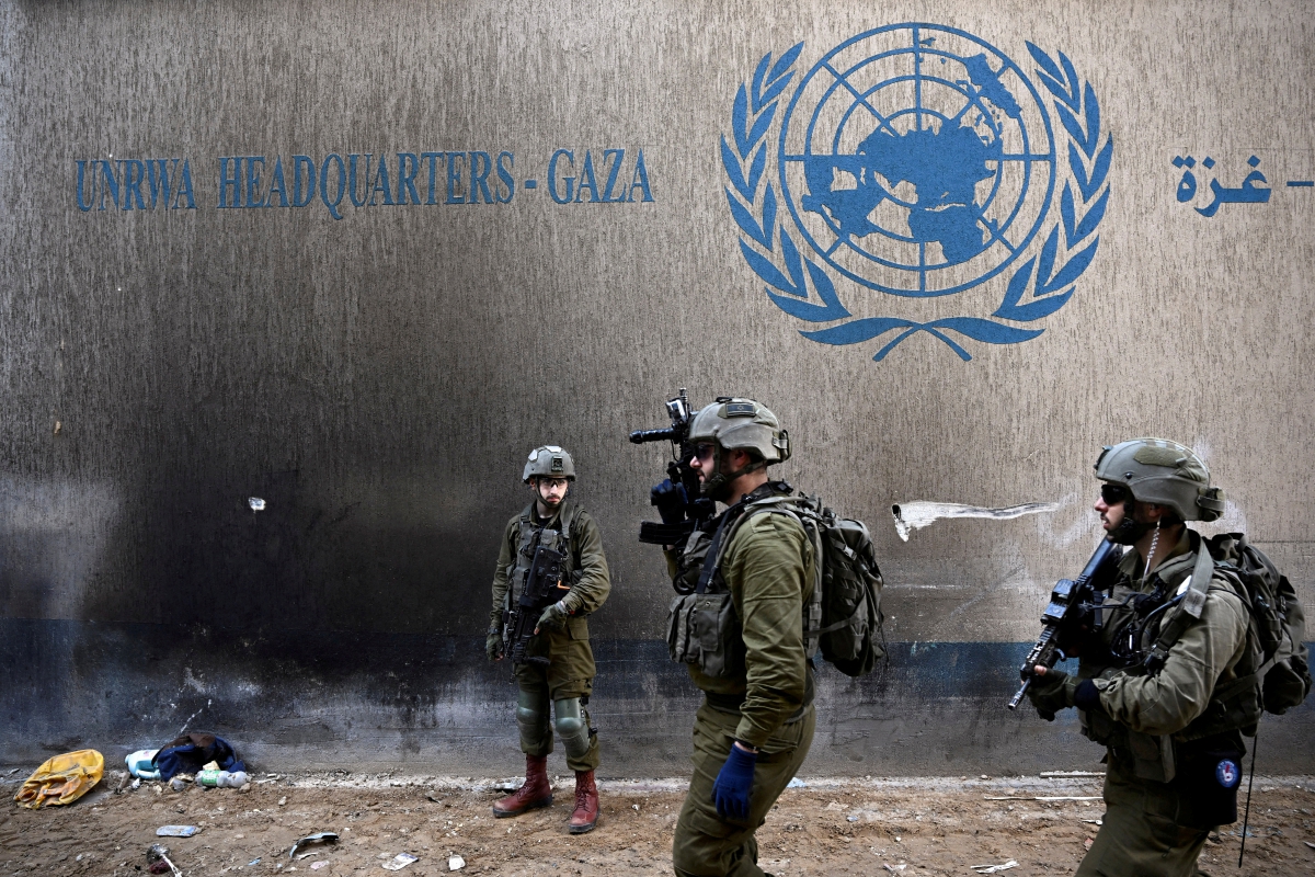 TENTERA Israel di hadapan ibu pejabat UNRWA di Gaza. FOTO Reuters.