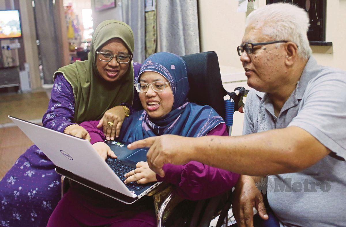 Siti Hawa dibantu ibunya serta ayahnya ketika ditemui di kediamanya. FOTO FARIZUL HAFIZ AWANG