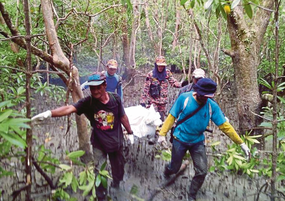 PASUKAN SAR membawa mayat Lembong yang  ditemui kira-kira satu kilometer dari Jeti Kampung Sampun Tebun.