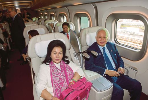  Najib   dan  Rosmah  menaiki kereta api laju  dari Tokyo ke Sendai untuk menghadiri perjumpaan dengan pelajar di sebuah universiti di sana.