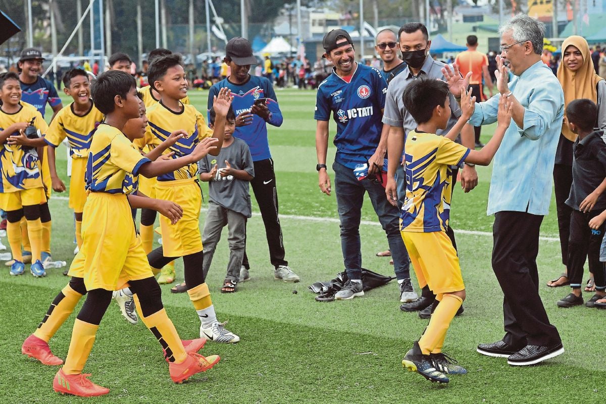  AL-SULTAN Abdullah  berkenan beramah mesra bersama kanak-kanak yang menyertai Kejohanan Bola Sepak Akar Umbi Bawah 12 Tahun sempena Piala Sultan Pahang 2022. 
