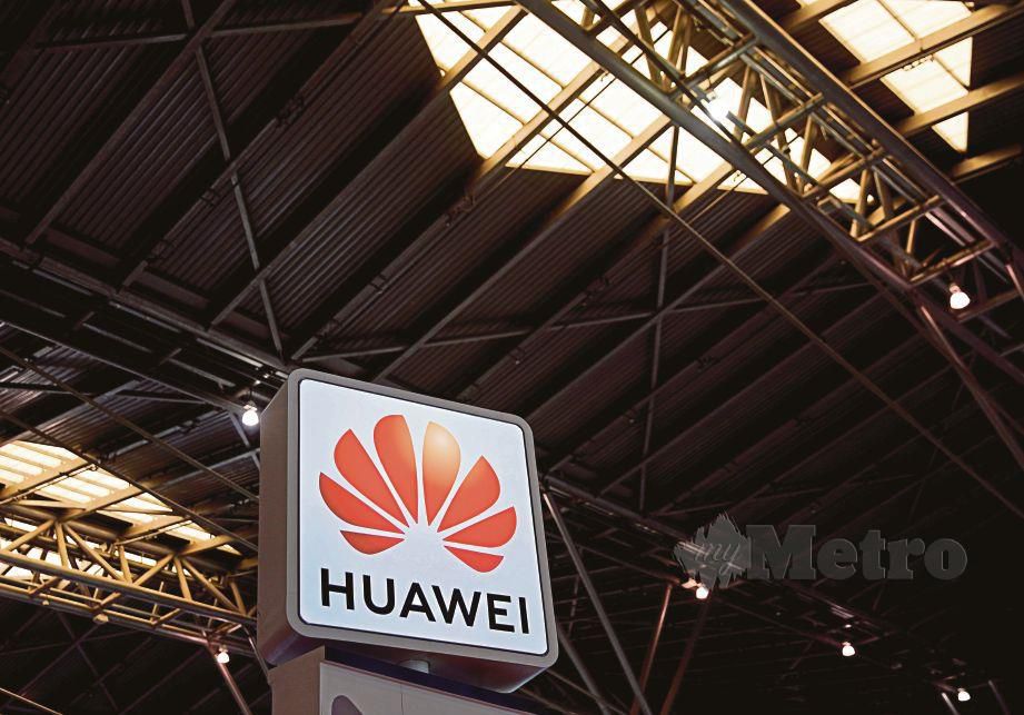 JUALAN telefon pintar Huawei terus melonjak tinggi di China.