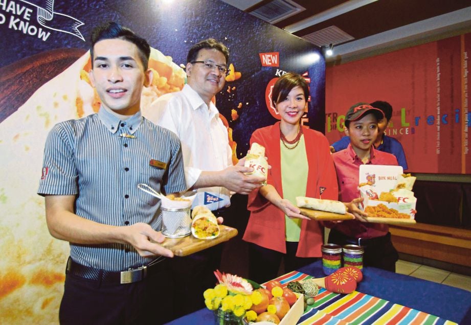  ANGELINA (dua dari kanan)  memperkenalkan menu baru Ole Ole Rice Wrap  di KFC Pavilion, semalam.