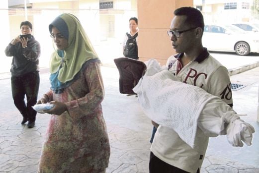 MUHAMMAD Izzat bersama isterinya Siti Norazila menuntut jenazah anak bongsu mereka di Jabatan Forensik HRPB.