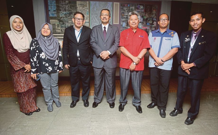  DR Mohd Hassan (tengah) dan delegasi UMK bergambar bersama Abdul  Jalil di Balai Berita NSTP, semalam.