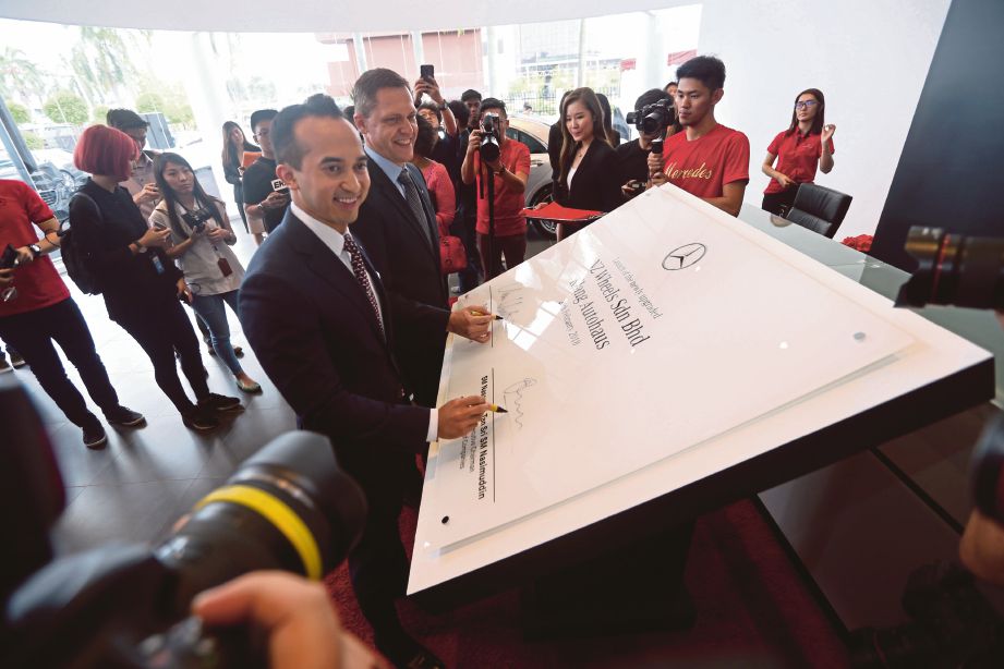 PENGERUSI Eksekutif dan Ketua Pegawai Eksekutif Kumpulan NAZA, Nasarudin Nasimuddin menandatangani plak pada perasmian ruang pameran yang ditambah baik di Klang, semalam. 