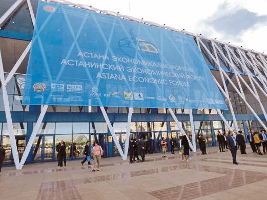 AEF 2016 adalah acara tahunan anjuran Kerajaan Kazakhstan dan menghimpunkan pelbagai pihak berkepentingan dalam ekonomi bagi membincangkan isu berkaitan ekonomi semasa.