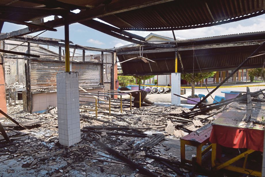 KEADAAN kantin Sekolah Kebangsaan Telok Panglima Garang  yang musnah dalam kebakaran,  pagi semalam.