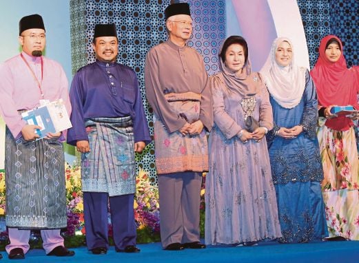NAJIB bersama isteri, Datin Seri Rosmah Mansor dan Menteri Di Jabatan Perdana Menteri, Datuk Seri Jamil Khir Baharom (dua kiri) bersama isteri Datin Seri Fatmawati Saidin (dua dari kanan) bersama Wan Ainuddin (kiri) dan Johan qariah, dari Pahanag, Siti Husna.