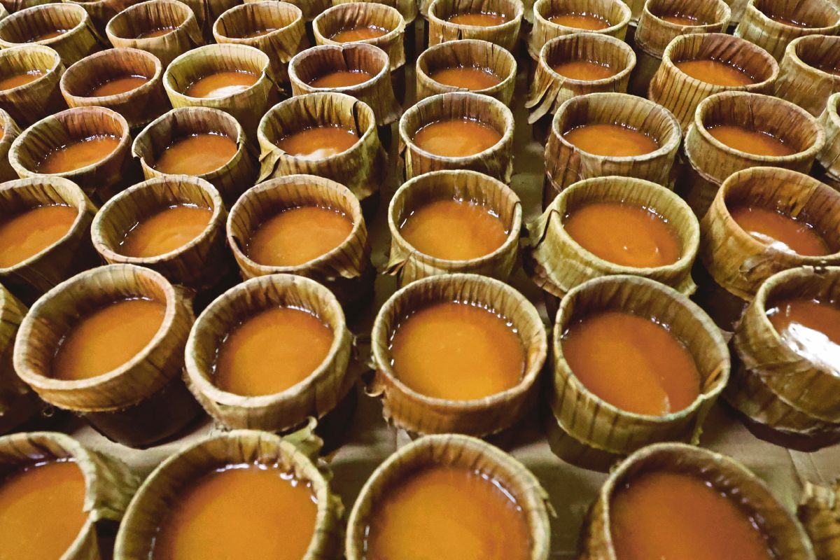 Aroma kuih bakul kayu bakau sentiasa dinantikan peminatnya setiap kali tiba sambutan Tahun Baharu Cina. FOTO BERNAMA