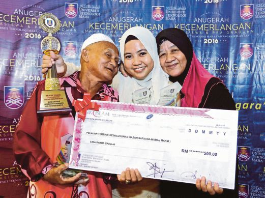 NURUL Ain meraikan kejayaan bersama ibu bapanya, Mek Wok dan Ali di Majlis Anugerah Kecemerlangan Mahasiswa dan Pra Graduan Sesi Mac-Julai 2016.