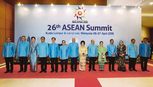 Najib bersama isteri bergambar bersama pemimpin ASEAN dan isteri masing-masing pada Makan Malam Gala sempena Sidang Kemuncak ASEAN 2015 di Pusat Konvensyen Kuala Lumpur. 