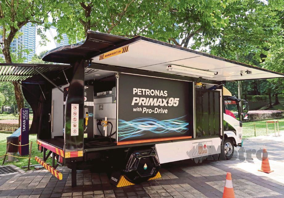 KENDERAAN Petronas ROVR sedia khidmat mengisi bahan bakar mudah alih pertama dalam negara. FOTO Eizairi Shamsudin