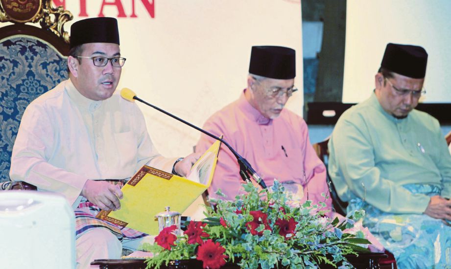 TENGKU Mahkota Kelantan, Dr Tengku Muhammad Fa-iz Petra (kiri) dan Mohamad Shukri (tengah) pada perasmian Mahabbah Ulama Bersama Yang Teramat Mulia Tengku Mahkota Kelantan. 
