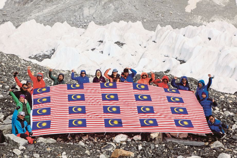 KIBARAN bendera Malaysia oleh Khairul Nizam (empat dari kanan) dan rakan di Gunung Everest Base Camp.
