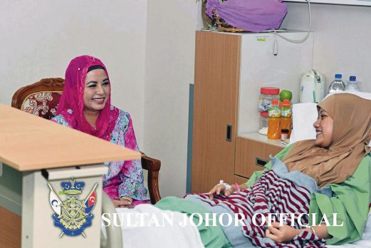 RAJA Zarith Sofiah mengunjungi  Yusnita yang menghidap kanser.