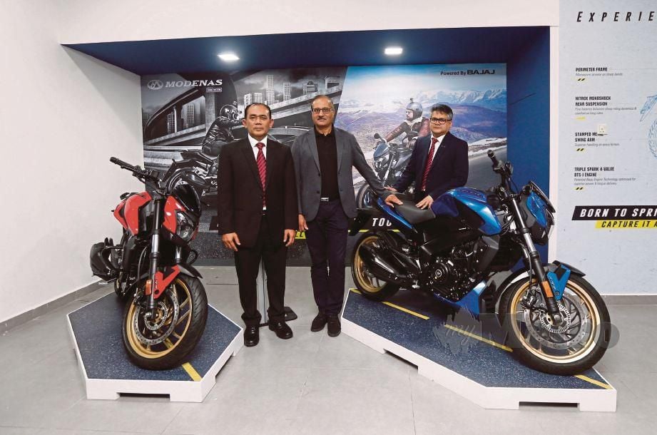 ROSLAN (kiri) bersama Naib Pengerusi International Business Bajaj Auto Limited, Sameer Deshpande (tengah) pada majlis pembukaan cawangan utama Modenas, Modenas Power Store, semalam. FOTO Supian Ahmad 