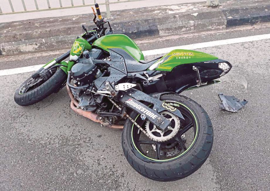 Keadaan motosikal Abdul Malek yang terbabit kemalangan di Kilometer 73, Jalan Johor Bahru–Ayer Hitam.