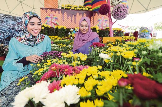 FATIN Nabilah Jan Muhameed bersama Nurasyikin Mas'aud (kanan)  melihat pelbagai jenis bunga kekwa pada Festival Floria Diraja Putrajaya 2016 di Putrajaya. 