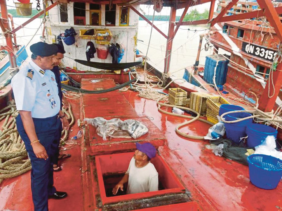 PANNIR  memeriksa hasil tangkapan sebuah bot nelayan Vietnam yang ditahan selepas menceroboh perairan negara. 