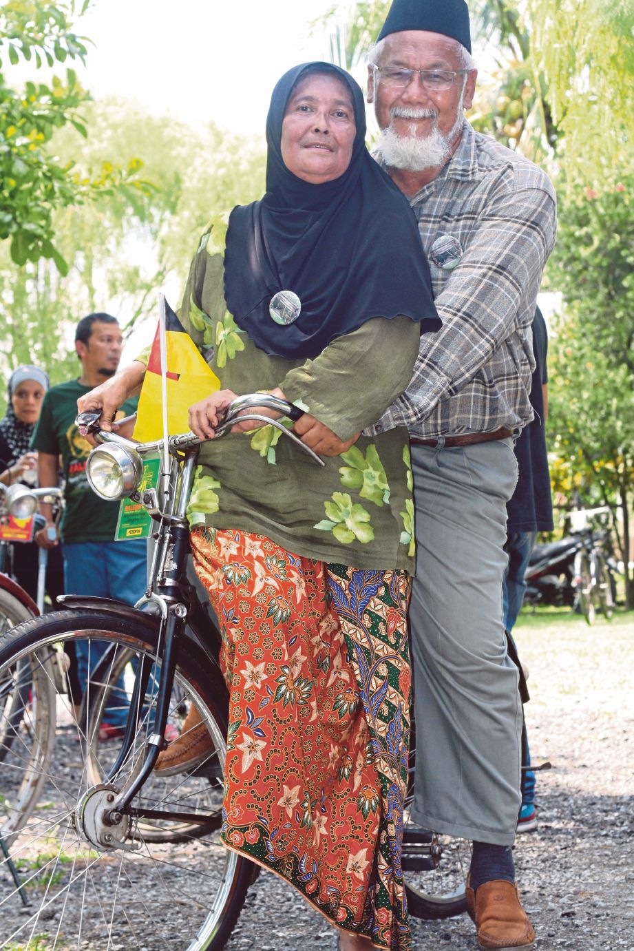 PASANGAN Anuar dan Jamaliah pada program kayuhan basikal klasik.