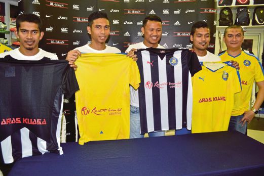 EMPAT pemain Pahang (dari kiri) Azamuddin Mohd Akil, Mohd Razman Roslan, Mohd Khairul Azhan Mohd Khalid, Mohd Hafiz Kamal bersama Mohd Shane di Majlis Pelancaran jersi baharu Pahang. 