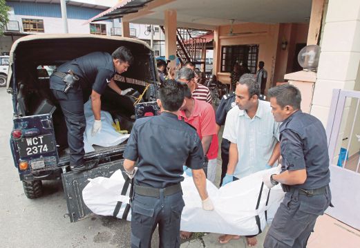 ANGGOTA polis mengangkat dua mayat warga emas dijumpai mati di sebuah pusat jagaan di Jalan Laksamana Cheng Ho, Melaka.