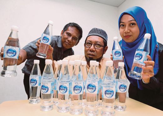BASRI (tengah) menunjukkan produk air kesihatan Oxygen Vivie-E. 